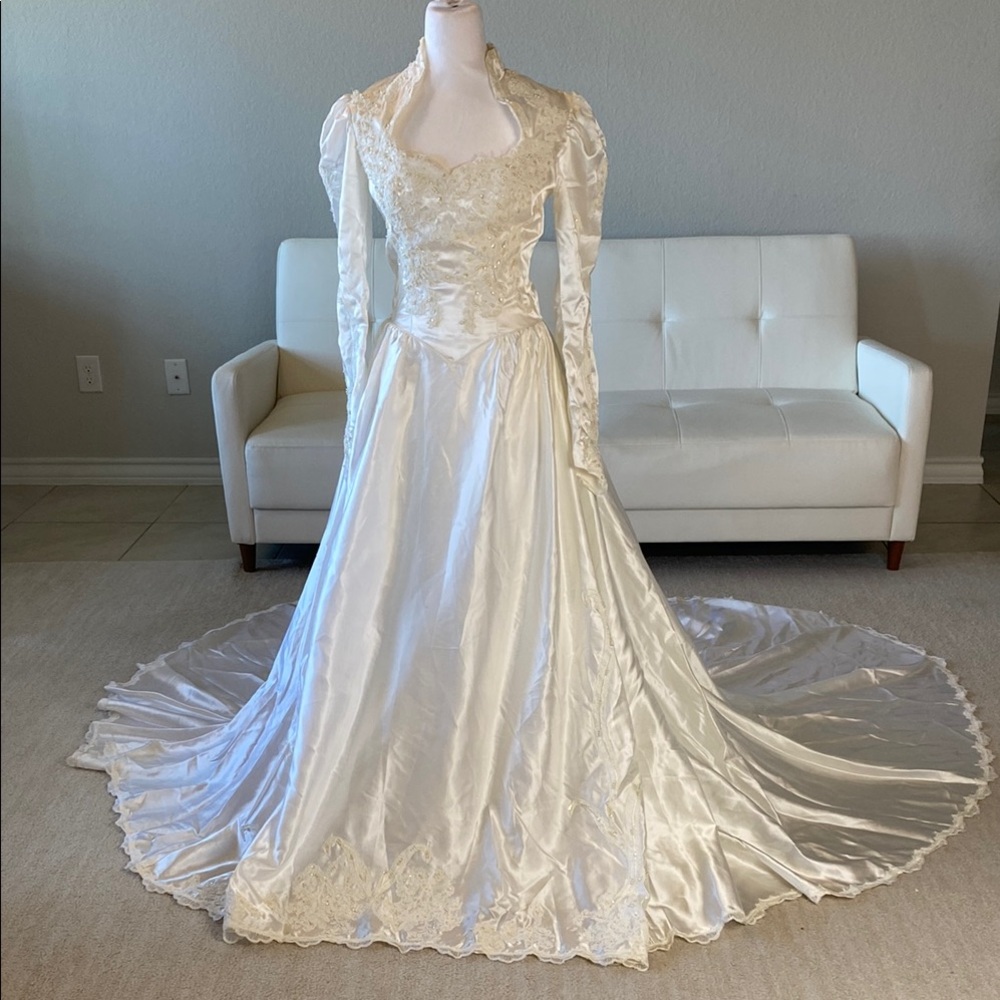 Elegant Vintage Ivory Lace Wedding Gown - Bridal